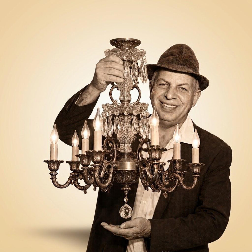 ראובן סינאי, מייסד העסק, מחזיק נברשת עתיקה