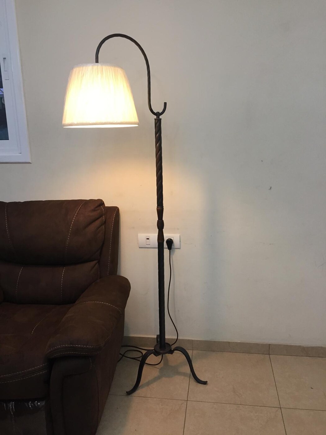 מנורת עמוד עם זרוע מקושתת משילוב עץ ופליז, רגל מפותלת ואהיל קפל בגוון שמנת — F01