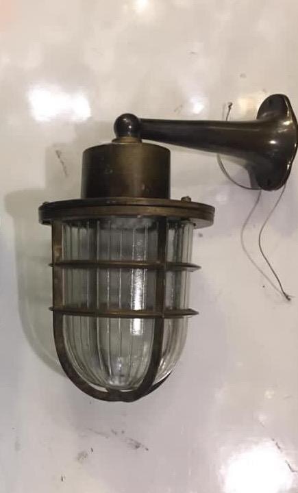 מנורת קיר פליז בסגנון ימי עם כלוב הגנה וזכוכית מצולעת — K14