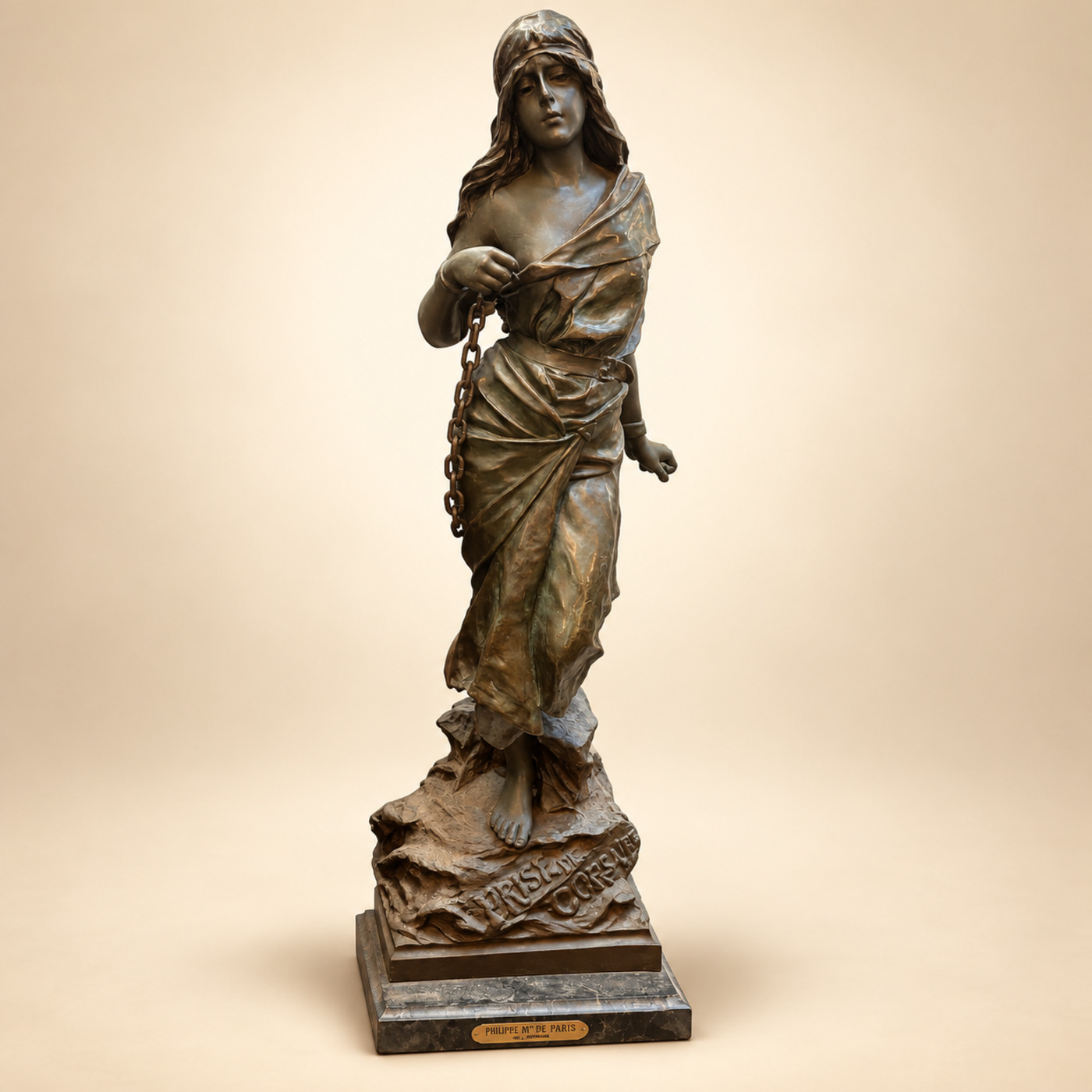 פסל ברונזה של אישה כבולה בשלשלת בשם 'Prise de Corsaire', חתום Villanis, על משטח שיש עם לוחית יצרן/מפיץ פריזאית — P15 — זווית 1