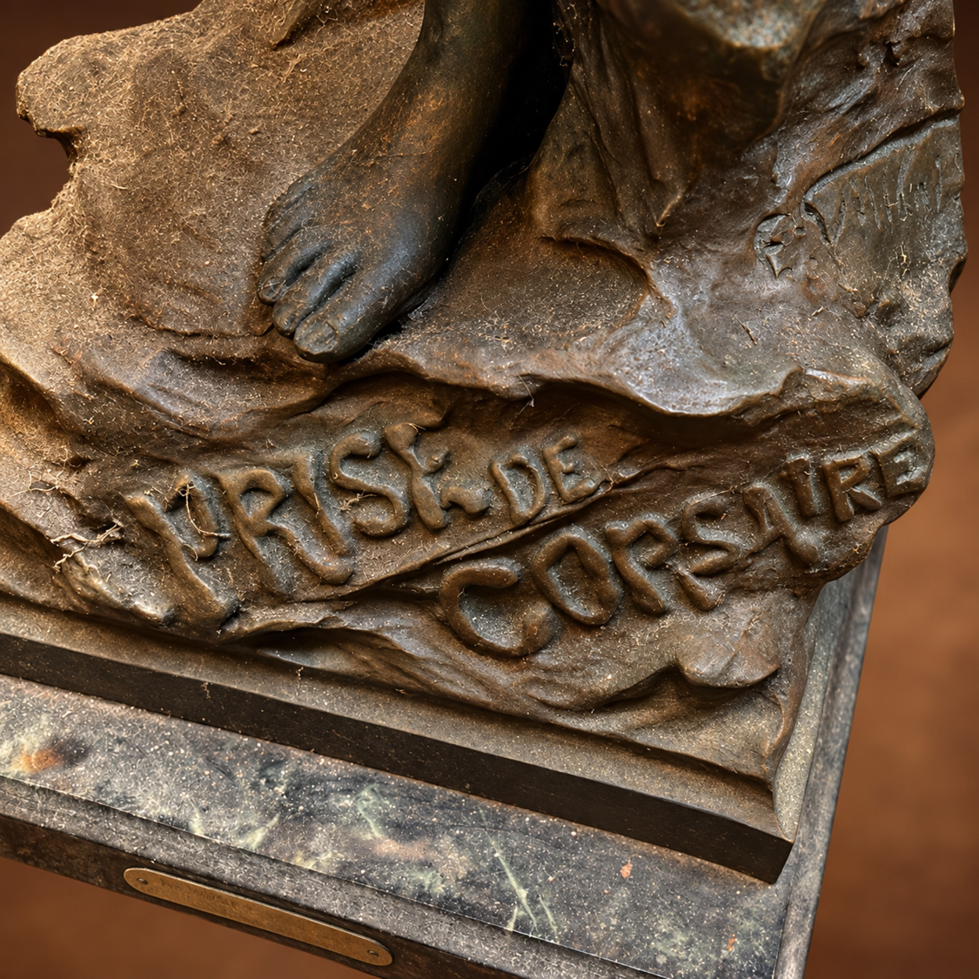 פסל ברונזה של אישה כבולה בשלשלת בשם 'Prise de Corsaire', חתום Villanis, על משטח שיש עם לוחית יצרן/מפיץ פריזאית — P15 — זווית 3