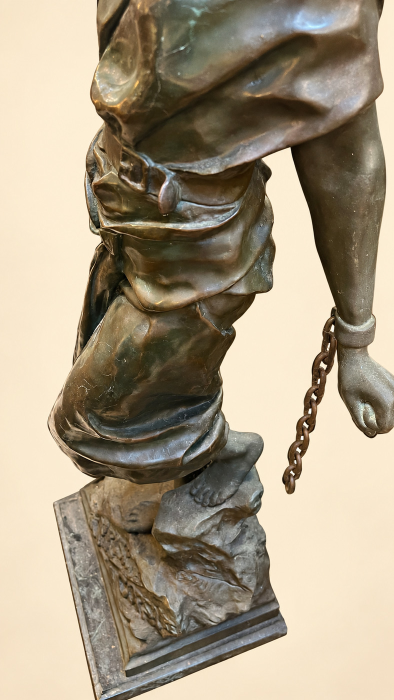 פסל ברונזה של אישה כבולה בשלשלת בשם 'Prise de Corsaire', חתום Villanis, על משטח שיש עם לוחית יצרן/מפיץ פריזאית — P15 — זווית 5