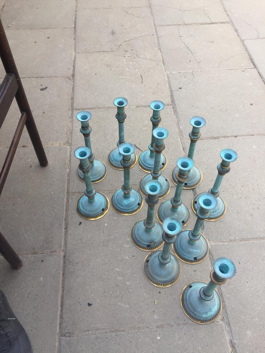 שורת פמוטים בגוון פטינה לפני עבודת השחזור
